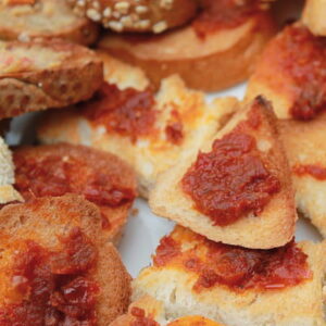 Ein Pizza Brot in viele kleine Teile zerrissen