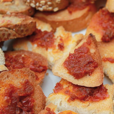 Ein Pizza Brot in viele kleine Teile zerrissen