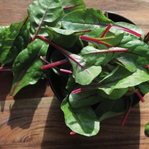 Mehrerer Salatblätter liegen auf einem Tische.